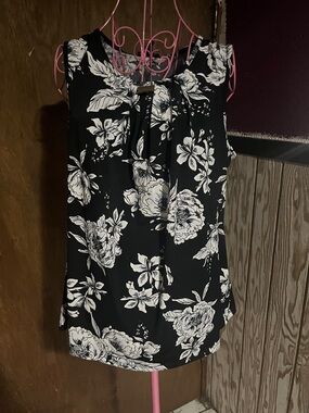 Sleeveless Black & White Floral Shell Top - Classic Women's Blouse